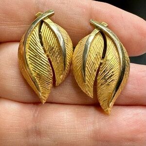 Vintage Signed Crown Trifari‎ Gold Tone Clip on Leaf